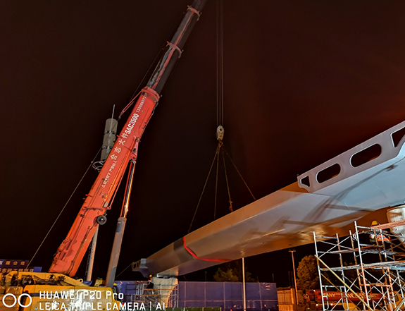 发展大道人行天桥吊装