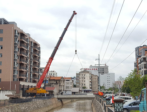 当阳市区跨渠25米桥吊装