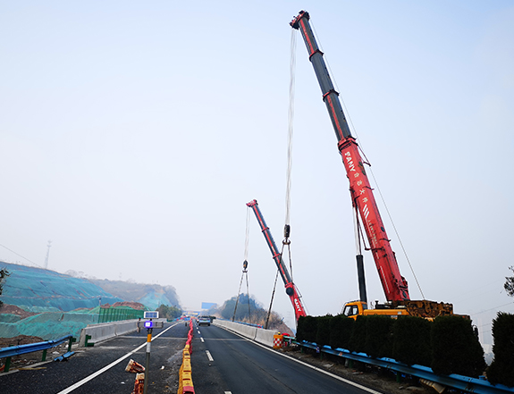 汉宜高速跨花溪路35米箱梁吊装