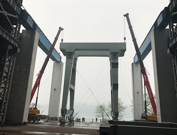 葛洲坝船厂门机拼装吊装