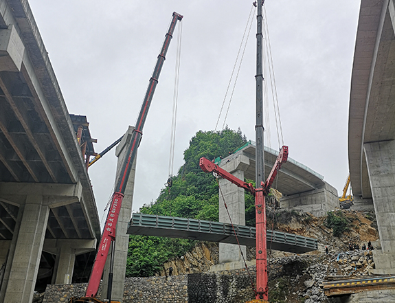 1570759072568430.jpg 恩施高速互通钢箱梁吊装2.jpg