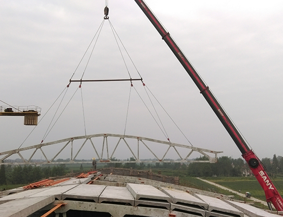 1570759537100930.jpg 荆门五三农场粮库30米屋架安装.jpg