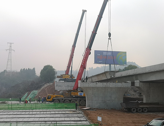 1570760569295103.jpg 汉宜高速跨花溪路35米箱梁吊装1.jpg