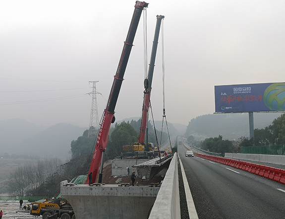 1570760575640520.jpg 汉宜高速跨花溪路35米箱梁吊装2.jpg