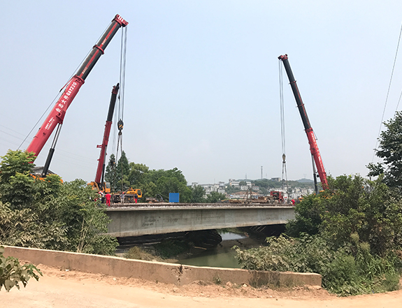 1570761718477349.jpg 小溪塔晨光路45米T梁吊装1.jpg