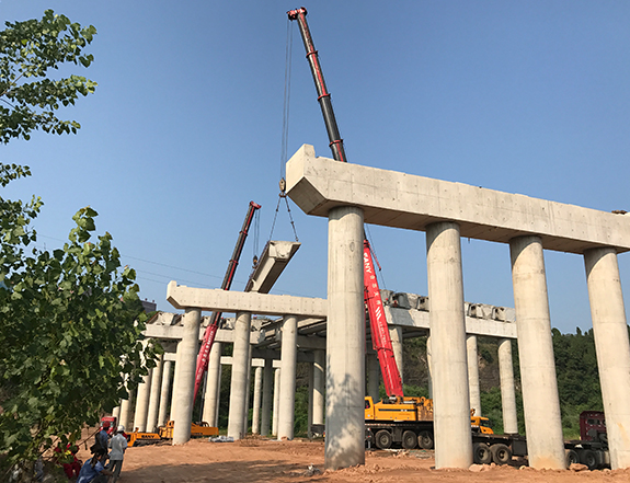 1570761870426308.jpg 宜昌花溪路30米箱梁吊装.jpg