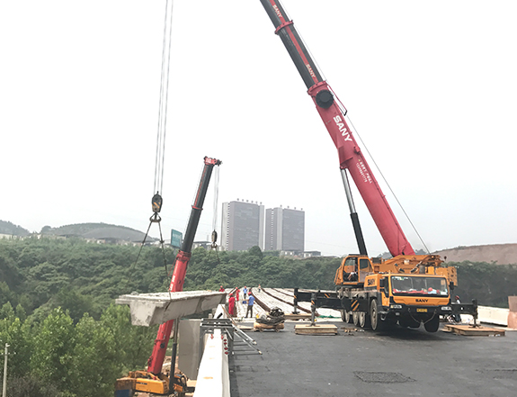 1570761887392583.jpg 宜昌花溪路30米箱梁吊装2.jpg