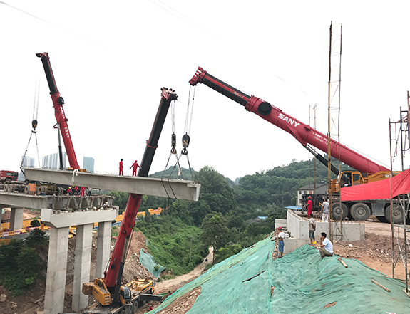 1570761969123584.jpg 中南路跨汉宜高速30米箱梁吊装1.jpg